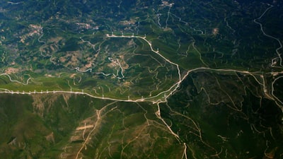 Síntesis eficiente de imágenes satelitales de alta resolución con control geométrico