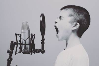 Cómo las señales vocales sesgan la traducción del habla