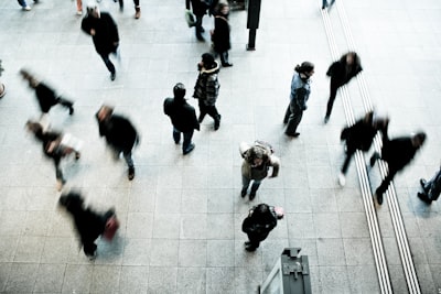 CPGAN reduce colisiones en flujos peatonales bidireccionales