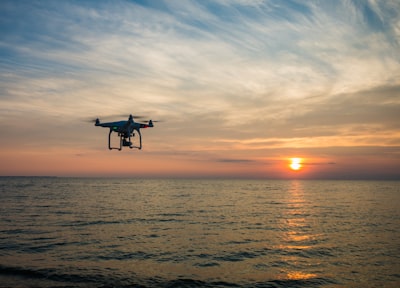 Vuelo autónomo en interiores con simulación marítima fotorrealista
