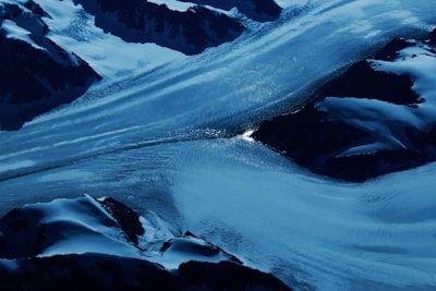 IA fusiona satélites y clima para predecir glaciares