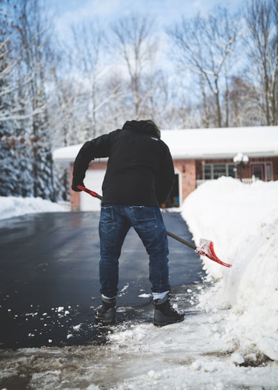 Puedes tener un ataque al corazón al quitar nieve