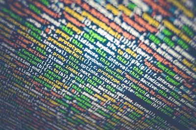 ¿Qué base de datos vectorial escala a 300 req/s?