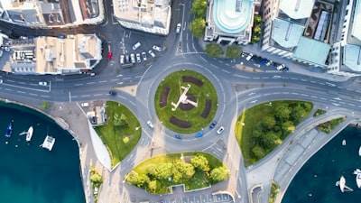 Optimizado para SEO: Enrutamiento de la Movilidad Aérea Autónoma con Bucles de Agente Embody