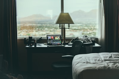 Automatización de operaciones hoteleras y trabajo remoto sostenible.
