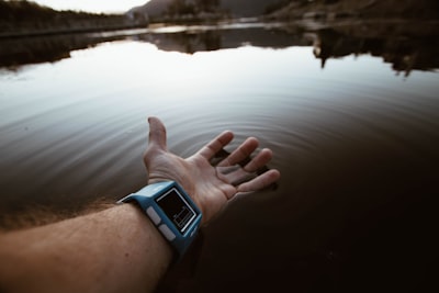 ¿Son los relojes inteligentes realmente resistentes al agua?