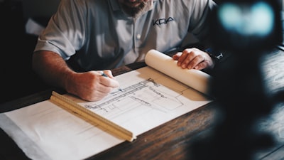 Stack de tres capas: percepción, semántica y agentes para construcción