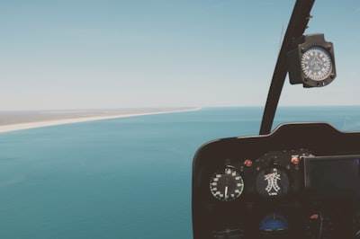 Enseñando a GitHub Copilot a pensar como un revisor de código.