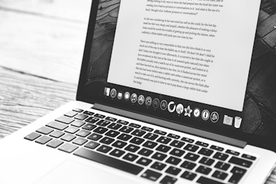 Evaluación autónoma de LLM a través de revisión por pares basada en la web