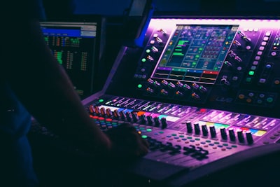 Predicción Temprana de Delirio mediante Sonido y Luz