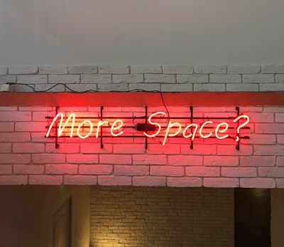 Explorando el espacio de planes a través de la conversación