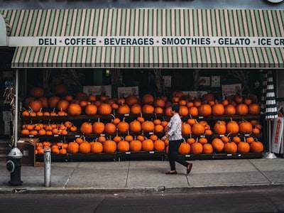 Cómo Trader Joe's, Starbucks y Más Están 'Explotando' la Oleada de la Especia de Calabaza: Aquí Están Los Costos para Tí