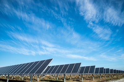 Modelos base logran 1.7-2x menos error en predicción fotovoltaica