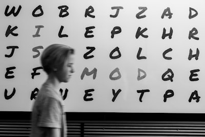 Entrenamiento adversarial teórico-informacional en LLMs