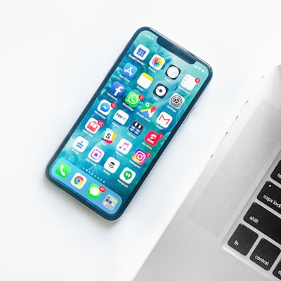 Siri AI en iOS 27 usa Gemini para superar al asistente de Google