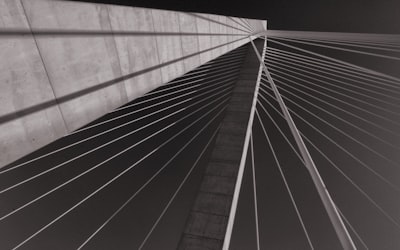 Puentes entre enrutamiento sintético y real A través de instancias guiadas por LLM.