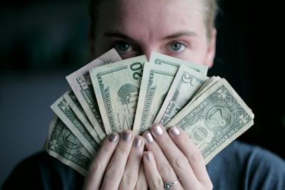 Formas de ganar dinero con inteligencia artificial en 2026