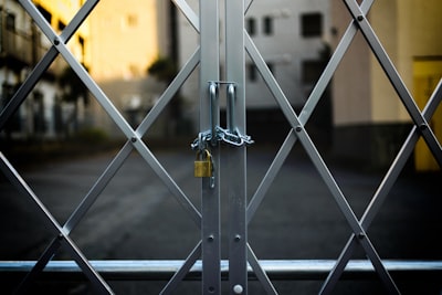 Ajuste de polinomios multilineales en redes de puertas lógicas