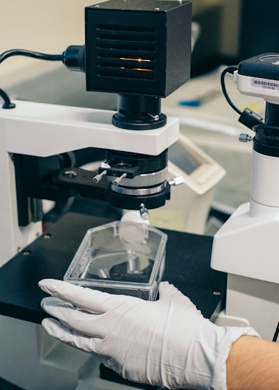 Nuevo benchmark evalúa seguridad en IA para biología de doble uso