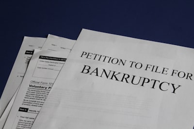 Blanqueo de autoridad de IA mediante ejemplos adversariales