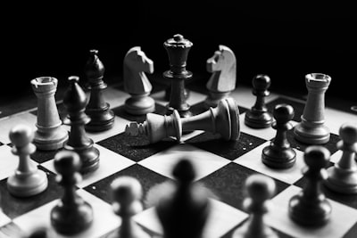 Potenciando el razonamiento estratégico de LLMs con Strat-Reasoner en juegos multiagente