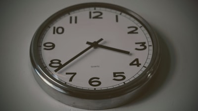 ¿Con qué frecuencia se actualiza la inteligencia artificial para reducir los tiempos de respuesta en seguridad?