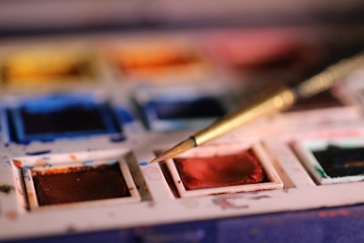 Mejorando la identificación de autores con pinturas sintéticas