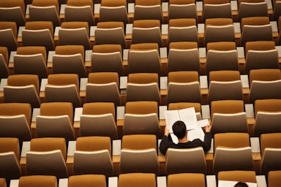 Embeddings simpliciales: mayor eficiencia en agentes Actor-Critic