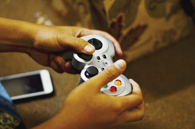Juegos de control de IA: Modelos de seguridad para protocolos de implementación