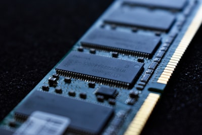 Acciones de los fabricantes de memoria en baja; precios de RAM se estabilizan.