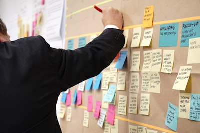 Cómo la estandarización limita la innovación en proyectos paralelos