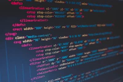 Computando el Lenguaje de Acción C+ con Programación de Conjuntos de Respuesta