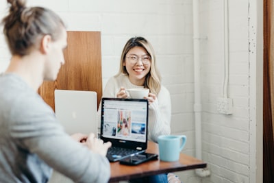 Cómo puede beneficiar un colega de IA digital a mi empresa