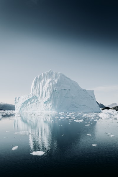 Corrección de Residuos con Prompt Físico para Modelado Climático