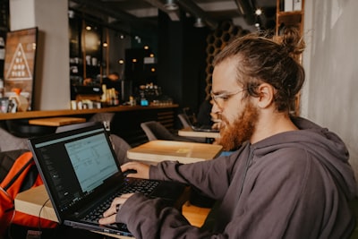 Automatización para pequeñas empresas: Conexión con bases de datos y APIs