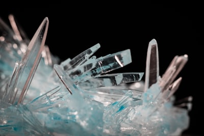 CrystalReasoner: Generación de Cristales por Propiedades con Razonamiento y RL