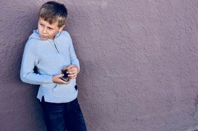 Roblox protege a los niños de chat con extraños adulto