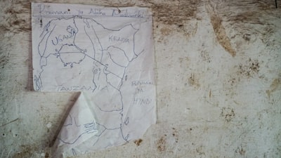 Exploración con Lagrangianos para Bandits con Restricciones Lineales ocultas