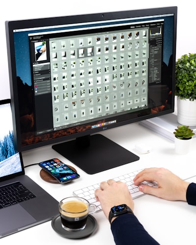 Benchmark para agentes en flujos creativos profesionales