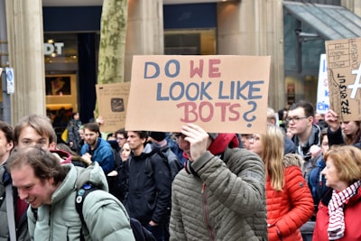 El crecimiento de los bots de IA en la red provoca una escalada tecnológica