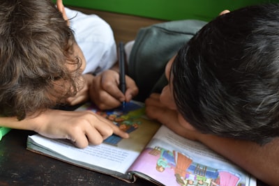 Creación de historias en inglés para niños con LLMs compactos y controlables