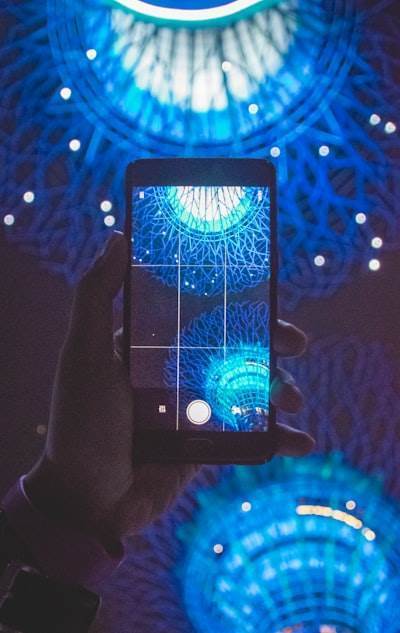Promoción de la innovación en industrias sostenibles con IA en telefonía.
