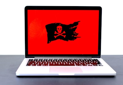 Malware minería GPU se propaga por envenenamiento SEO y chatbots IA