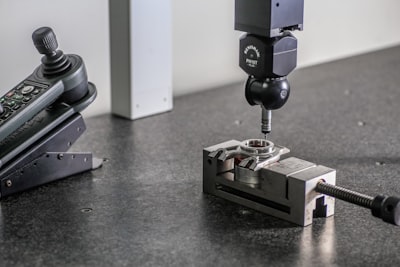 Mejorando la confiabilidad de LLMs mediante robustez conductual