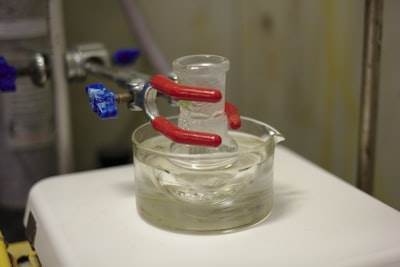 Optimización de reactor microfluídico para capturar carbono con andamios de enzimas miméticas de RuBisCO