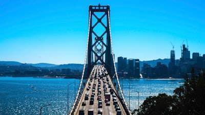 Desafíos tecnológicos y laborales en la era de la IA
