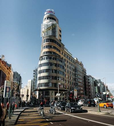 Desarrollo de tiendas en línea en Madrid o Hazlo tú mismo: ¿Cuál elegir?