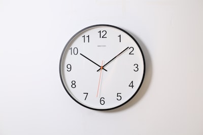 La trampa de saturación de estado en monitores calibrados por reloj