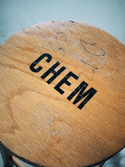 Desde el CoT textual al pensamiento latente en química.
