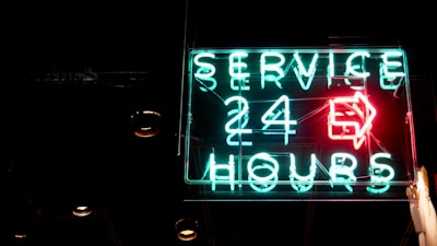 ¿Frecuencia de actualización de servicios de voz en off de IA para seguridad?